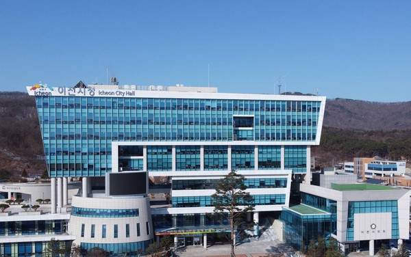 이천시는 지난 15일 엄태준 이천시장 주재로 ‘2022년 국도비 핵심사업 발굴 보고회’를 개최했다. 사진은 이천시청 전경. (사진=중앙신문DB)