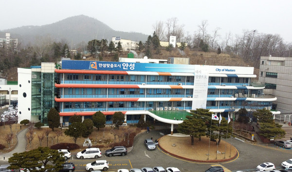 안성시는 2021년 기업인대상 및 우수 중소기업을 선정하기 위해 오는 26일까지 추천대상을 접수한다고 밝혔다. 사진은 안성시청 전경. (사진=중앙신문DB)