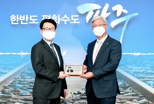 파주시는 16일 ‘특례보증 출연실적 우수지자체’에 선정돼 경기신용보증재단(경기신보)으로부터 감사패를 받았다. (사진제공=파주시청)