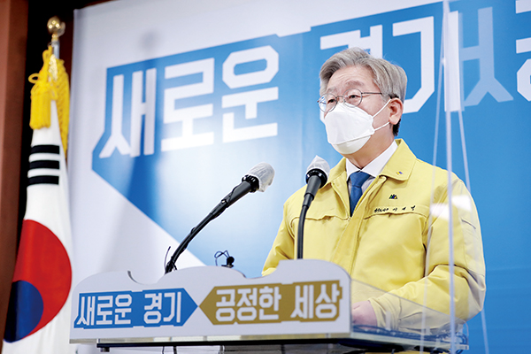 17일 오전 경기도청 구관 2층 브리핑룸에서 경기도 공공기관 3차 이전 추진 관련 경기도지사 기자회견을 하고 있다. (사진제공=경기도청)