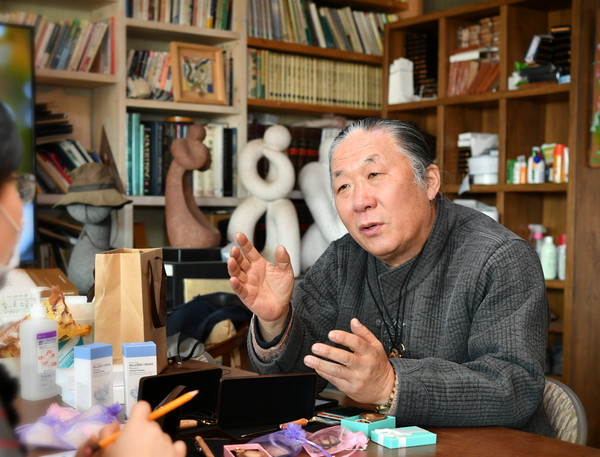 포천시 관내 사회적기업을 운영하는 천년관솔 윤순권(61) 대표는 우리나라 고유 수종인 ‘잣나무’의 관솔을 연구하면서 이를 활용할 수 있는 방안과 효능을 알리기 위해 고군분투하고 있다. (사진제공=포천시청)