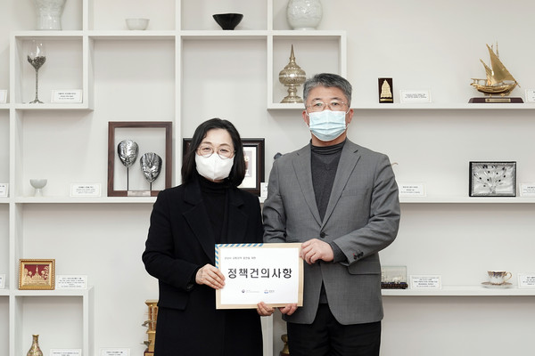 은수미 성남시장(왼쪽)은 17일 최기주 대도시권 광역교통위원회 위원장을 만나 트램 예비타당성조사 제도 개선을 촉구했다. (사진제공=성남시청)