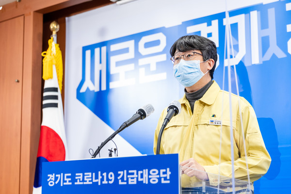 18일 오후 경기도청 구관 2층 브리핑룸에서 임승관 코로나19 긴급대응단 단장이 온라인 브리핑 방식으로 코로나19 긴급대응단 정례브리핑을 하고 있다. (사진제공=경기도청)