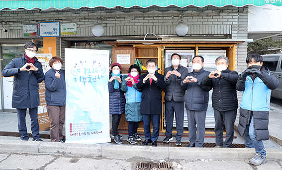 박승원 광명시장은 지난 17일 소이곳간을 방문해 지역주민 돌봄 활동에 애쓰는 소하2동 지역사회보장협의체 위원들을 격려하고 소이곳간 운영상황을 살펴봤다. (사진제공=광명시청)