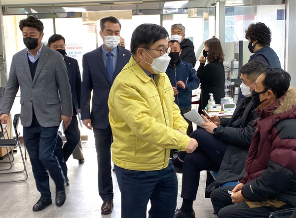 신동헌 광주시장이 18일 탄벌동 주민센터를 방문해 주민들과 인사를 나누고 있다. (사진=장은기 기자)