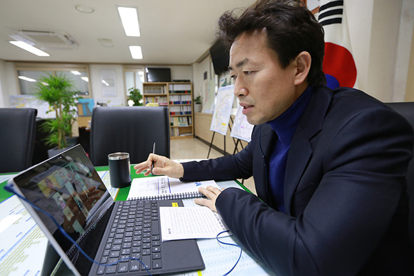김종천 과천시장은 18일 ‘공감 릴레이 시민의 마음을 잇다’란 테마로 각계 각층 시민 293명을 온라인으로 만나는 ‘비대면 소통간담회’를 진행했다고 밝혔다. (사진제공=과천시청)