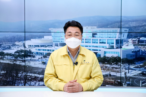 엄태준 이천시장이 이천시 코로나 19 민생안정 추가대책을 발표하고 있다. (사진제공=이천시청)