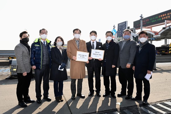 경기도가 지난 19일 도의회와 손을 잡고  과도한 요금으로 논란이 있던  일산대교측에 자금재조달 협상 개시를 정식 요청했다. (사진제공=경기도청)
