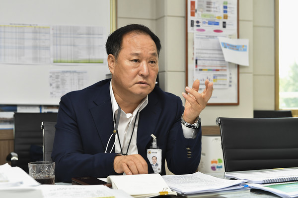 정동균 양평군수는 이재명 경기도지사의 ‘경기도 공공기관 3차 이전 추진’ 브리핑과 관련, 경기남부에 집중된 공공기관을 북·동부로 분산함으로써 경기도를 균형 발전시키고자 하는 큰 결단에 적극 환영의 뜻을 밝혔다. (사진제공=양평군청)