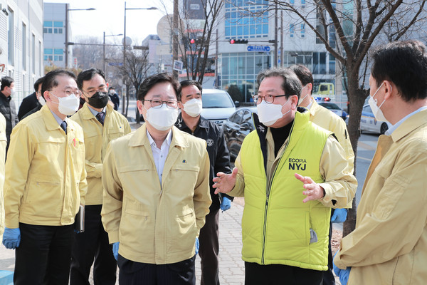 지난 19일  진관산업단지를 둘러보고 있는 박범계 법무부장관과 조광한 남양주시장. (사진제공=남양주시청)