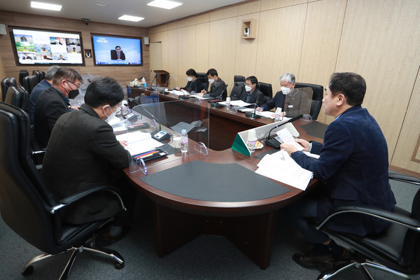 정장선 평택시장은 지난 19일 해양수산부 주재 ‘지중해 프로젝트 제1차(인천·경기) 협의회’에 참석해 평택항 경쟁력 강화를 위한 중장기적 개발 계획에 대한 정부지원을 건의했다. (사진제공=평택시청)