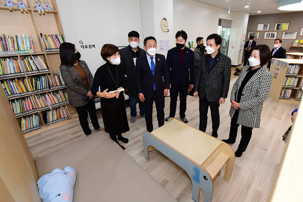 화성시는 지난 20일 삼괴도서관 리모델링 준공 개관식을 개최했다. (사진제공=화성시청)