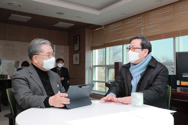 지난 18일 조광한 남양주시장이 경기도교육청을 방문해 이재정 경기도교육감과 미래 교육 방향을 논의하며 도교육청의 협력을 요청했다. (사진제공=남양주시청)