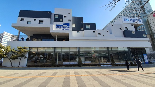 경기도는 오는 25일 오전 10시 수원컨벤션센터에서 이재명 경기도지사와 국회의원, 도의원, 주한대사, 경기주택도시공사, 민간전문가가 함께하는 ‘경기도 기본주택’ 컨퍼런스를 개최한다. (사진제공=경기도청)