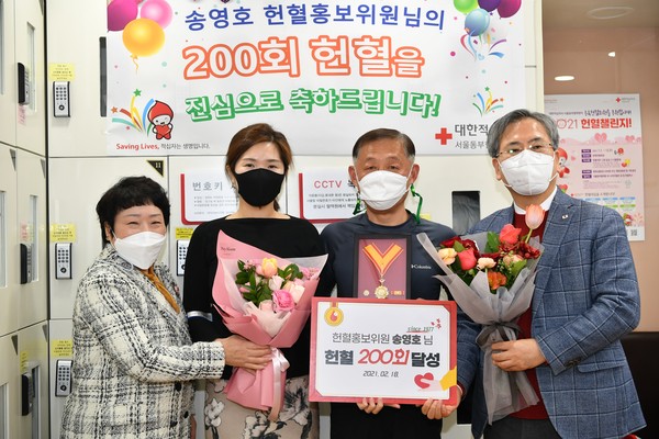 포천시의회 손세화 의장은 헌혈 200회를 달성한 진정한 영웅인 포천시 이동면 소재 헌혈 홍보위원으로 활동하고 있는 송영호(60)씨를 시의회로 초청한 가운데 헌혈에 따른 이웃사랑을 실천한 공로로 표창장을 수여했다. (사진제공=포천시의회)