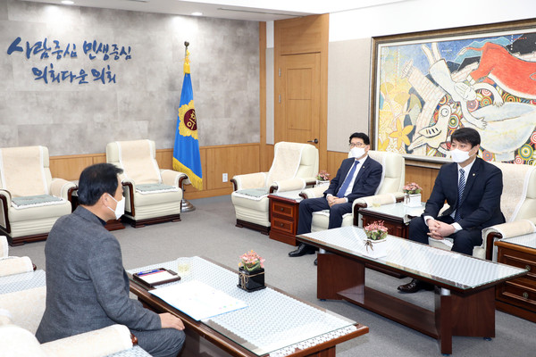 수원시의회 조석환 의장과 김기정 부의장은 22일, 경기도의회 장현국 의장을 만나 이재명 도지사가 발표한 ‘경기도 공공기관 3차 이전 계획’ 과 관련해 의견을 나눴다. (사진제공=수원시의회)