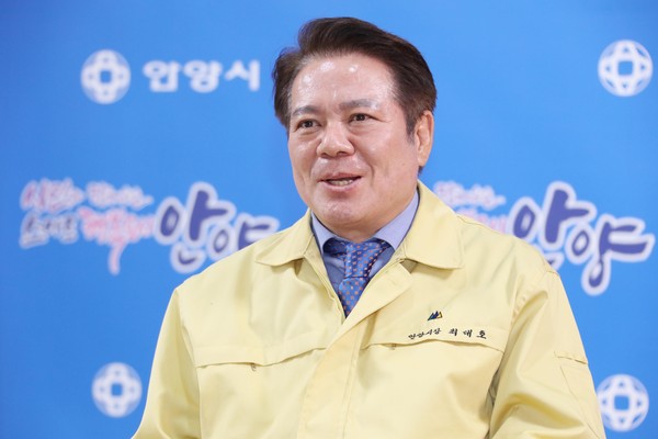 안양시는 2월 국민의 삶을 변화시킨 성과가 탁월한 ‘적극행정 우수기관’에 선정되면서 적극행정 그랜드슬램을 달성하며 또 한번 시의 위상을 높였다. 사진은 2020년 지방규제혁신 우수사례 경진대회에서 최우수상을 수상하고 기념촬영하는 최대호 안양시장. (사진제공=안양시청)