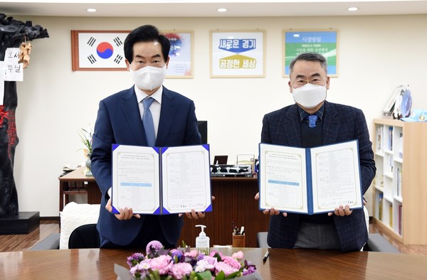 의정부교육지원청, 학교와 마을이 의정부교육지원청은 23일 의정부시청과 2021년 혁신교육지구 시즌Ⅲ를 추진하기 위한 부속합의를 체결했다. (사진제공=의정부시청)