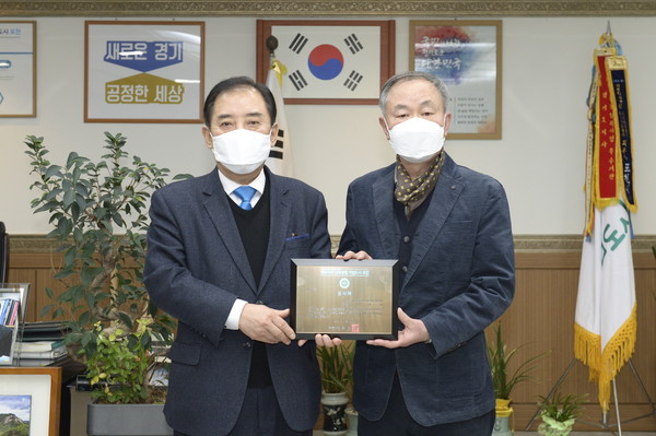 포천시는 23일 한탄강 세계지질공원 센터에 유물을 기증해주신 한귀덕씨에게 감사패를 전달했다. (사진제공=포천시청)