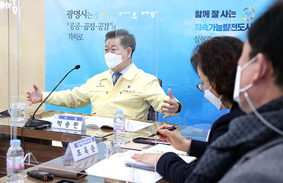 광명시는 필수노동자 1만4000여명을 대상으로 ‘독감 무료 예방접종’을 실시한다고 23일 밝혔다. 사진은 지난 5일 필수노동자와의 간담회에 참석한 박승원 시장. (사진제공=광명시청)