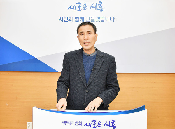 윤희돈 시흥시 기획조정실장이 23일 1조5527억원 규모의 2021년 본예산 편성 현황 및 운용 계획을 설명하고 있다. (사진제공=시흥시청)
