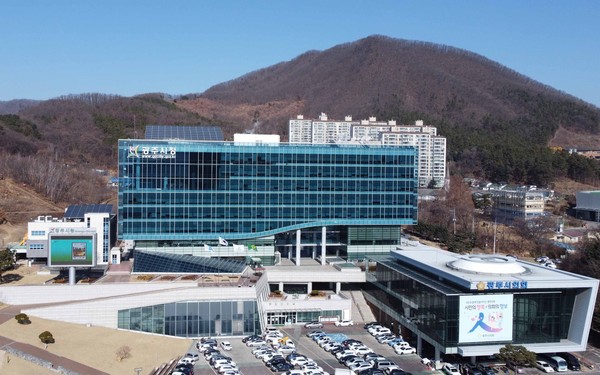 광주시는 시민들의 대중교통 편의 제공을 목표로 ‘버스승강장 개선사업’을 추진한다고 15일 밝혔다. 사진은 광주시청 전경. (사진=중앙신문DB)