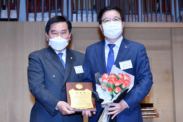 염태영 시장(오른쪽)이 조영훈 협의회장과 함께하고 있다. (사진제공=수원시청)