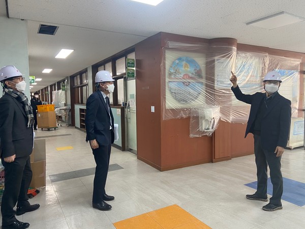 경기도교육청이 지난해 193개 학교에 이어 올해 예정된 57개 학교 석면 해체·제거 작업을 완료하면 경기도 전체 학교에서 제거해야 할 석면의 50%를 제거하게 된다. (사진제공=경기도교육청)