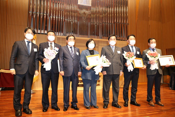 부평구의회는 홍순옥 부평구의회 의장이 지방의정봉사상을 수상했다. (홍순옥 의장 좌측에서 네번째). 사진제공=부평구의회