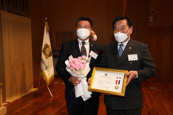 정종연 동구의회의장은 지방의정봉사상을 수상했다. (사진제공=동구의회)