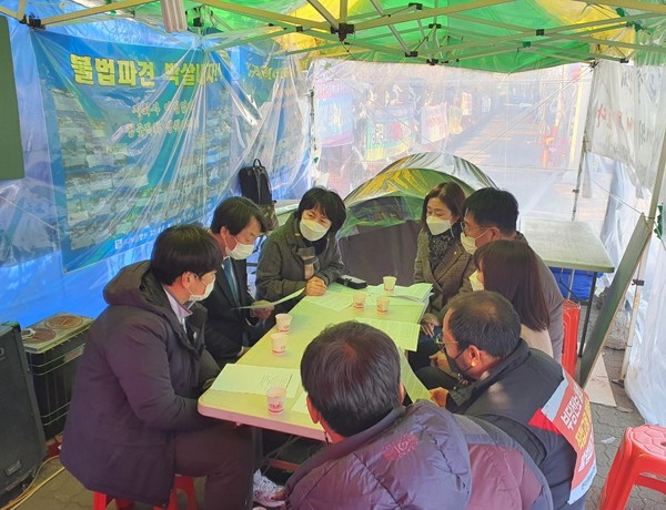 경기도의회 더불어민주당 민생실천특별위원회는 약 270일 이상 천막농성 중인 현대위아 비정규직 평택지회 노조원분들을 격려와 응원하기 위해 현대위아 평택공장을 방문했다. (사진제공=경기도의회)