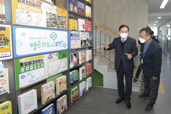 포천시 선단동 권역 시민들의 소통과 화합의 복합문화공간으로 자리 잡을 선단도서관이 24일부터 개관에 들어갔다. (사진제공=포천시청)