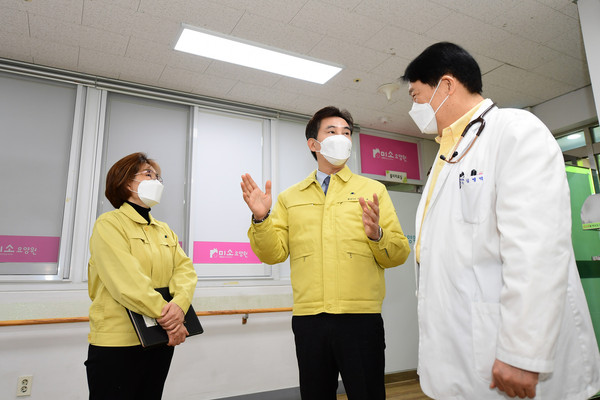 화성시는 24일 오전 화성시 안녕동에 위치한 미소요양원에서 코로나19 백신 예방접종 시행에 앞서 사전 모의훈련을 실시했다. (사진제공=화성시청)