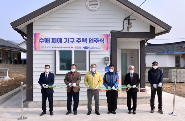 곡성 수재민가정 신축주택 입주식에서 유근기 곡성군수, 정인균 곡성군의회 의장, 노동일 전남사회복지공동모금회장, 이승언 국제위러브유운동본부 사무국장 등이 테이프 커팅식에 참여했다. (사진제공=)