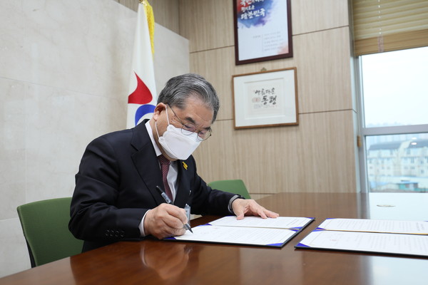 경기도교육청이 특수교육 대상 학생들의 교육 기회를 넓히기 위해 25일 북부청사에서 경기도 소재 5개 대학과 봉사활동 업무협약을 맺었다. (사진제공=경기도교육청)