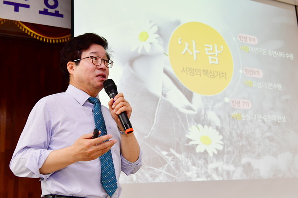 지난 2019년 4월 염태영 수원시장이 수원지역 한 경찰서에서 인권도시수원을 주제로 강연을 하고 있다. (사진제공=수원시청)