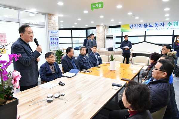 지난해 봄 팔달구 인계동에 문을 연 경기이동노동자 수원쉼터에서 간담회가 진행되고 있다. (사진제공=수원시청)
