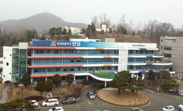 안성시는 최근 나라살림연구소에서 발표한 2020년 전국 지방재정 집행률 현황자료에서 안성시가 시 단위 자치단체 중 최하위를 기록한 것에 대해 반성의 마음으로 2021년도 예산 집행률 제고를 위해 총력을 다 하겠다는 입장을 밝혔다. 사진은 안성시청 전경. (사진=중앙신문DB)