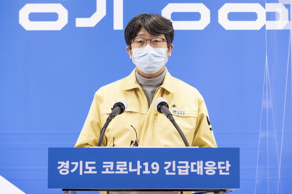 25일 오후 경기도청 구관 2층 브리핑룸에서 임승관 코로나19 긴급대응단 단장이 온라인 브리핑 방식으로 코로나19 긴급대응단 정례브리핑을 하고있다. (사진제공=경기도청)