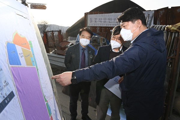 이한규 행정2부지사가 지난 26일 오후 용인시 원삼면사무소에서 열린 용인 반도체 클러스터 현안점검을 위한 현장회의에 참석해 관계자들과 행정절차 추진 상황을 점검하고 주요 현안에 대해 논의했다. (사진제공=경기도청)