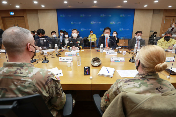 평택시는 재발 방지를 위해 평택경찰서, 주한미군 관계자 등과 함께 코로나19 방역수칙 준수 및 재발방지를 위한 관계기관 회의를 지난 25일 실시했다. (사진제공=평택시청)