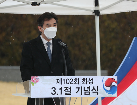 서철모 화성시장은 1일 제암리 3.1운동 순국유적지에서 열린 ‘제102회 3.1절 기념식’에 참석해 “3.1운동이 한 사람 한 사람의 간절한 마음이 모여 조국의 독립을 이루는 거대한 힘이 됐듯이, 단합된 시민의 마음은 화성시를 지키고 가꾸는 원동력이 될 것이다”고 밝혔다. (사진제공=화성시청)
