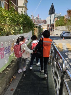 고양시가 저소득 취업취약계층 대상의 지역공동체 일자리사업의 일환으로 ‘2021년도 상반기 어린이 보행안전지도사업’을 2일부터 본격 시작한다. 사진은 2020년 사업 현장 모습. (사진제공=고양시청)