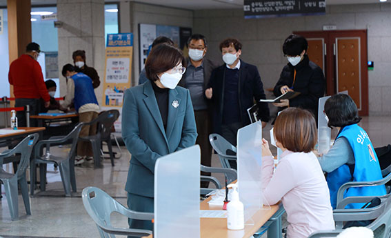 김보라 안성시장은 지난 1일 제2차 경기도 재난기본소득 신청을 받고 있는 읍·면·동 주민센터를 방문했다. (사진제공=안성시청)