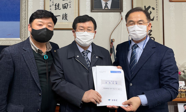 양평군의회 송요찬 부의장은 최근 최재관 지역위원장과 국회를 방문, 설훈 의원과 간담회를 갖고 ‘양평종합훈련장 이전’과 ‘군부대 유휴부지 지자체 활용’에 대한 협조를 요청했다. (사진제공=양평군청)