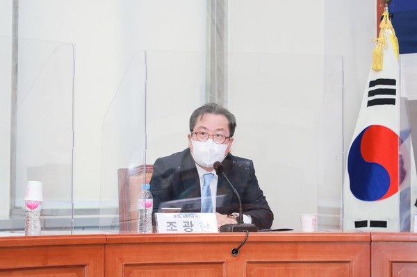 남양주시가 ‘양정역세권 복합단지 개발사업’에 따른 원주민의 재정착률 제고를 위해 이주자택지 공급가격 기준을 정한 ‘도시개발업무지침’ 개정과 진건 공공지원 민간임대주택 공급촉진지구 사업 속행을 국토교통부에 건의했다. 사진은 더불어민주당 지방정부 우수정책 경진대회 시상식에서 최우수 정책 선정 수상소감을 이야기하고 있는 조광한 남양주시장. (사진제공=남양주시청)