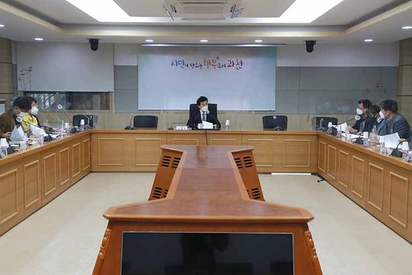 김종천 과천시장은 지난 2일 시청 상황실에서 지식정보타운 건설 현장을 비롯, 6단지 재건축 현장 등 지역 대형 공사현장 소장 20여명이 참석한 가운데 공사현장 안전관리 강화를 위한 긴급회의를 가졌다. (사진제공=과천시청)