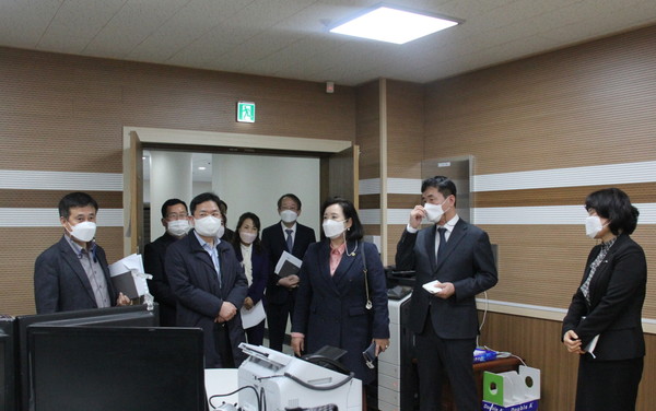 경기도의회 교육기획위원회 위원장 정윤경 의원과 부위원장 임채철 의원은 경기도교육청 조직개편에 따른 교육지원청 미래국 신설 현황을 점검하고 성남교육지원청을 방문해 관련 시설을 점검하고 관계자들을 격려했다. (사진제공=경기도의회)
