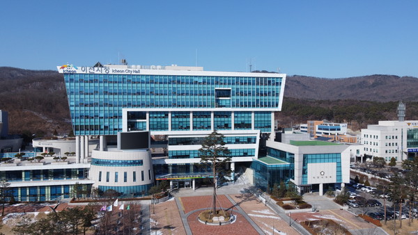 수도권정비계획법상 각종 규제로 지역발전에 어려움을 겪던 이천시가 제4차 수도권정비계획에 스마트반도체벨트로 지정되면서 숨통이 트였다. 사진은 이천시청 전경. (사진=중앙신문DB)