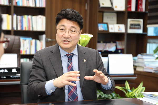 엄태준 이천시장은 이천시 승격 25주년을 맞아 진행된 인터뷰에서 “중앙정부와 보다 긴밀히 소통하고 협력해 지역발전이 극대화될 수 있도록 최선을 다하겠다”고 전했다. (사진제공=이천시청)